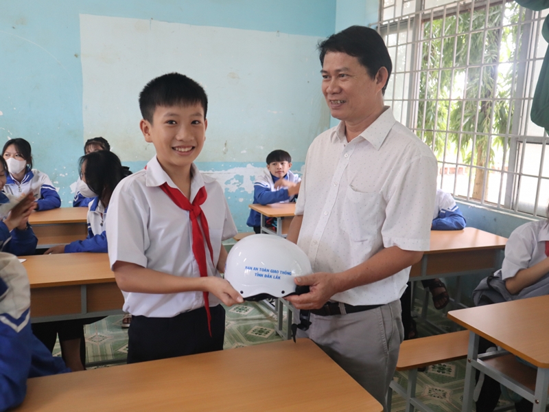 Tổ chức trao tặng mũ bảo hiểm cho học sinh lớp 1 năm 2023